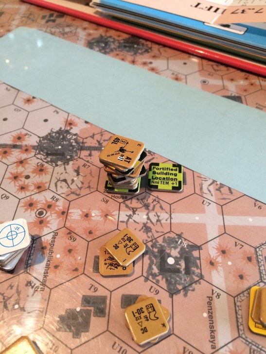 Le Russe place deux canons à chaque étage de ce bâtiment fortifié.